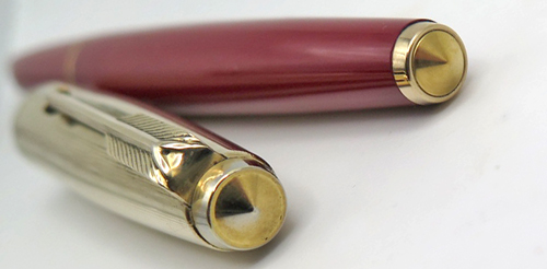 ITEM #6822R: PARKER 61 FOUNTAIN PEN IN BURGUNDY. GOLD PLATED TRIM. PLATD GOLD DOUBLE JEWEL. LATER ENGLISH VERSION. BROAD STUB NIB. CARTRIDGE FILLER. ROBOT CONVERTER.